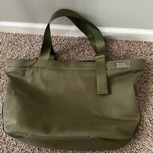 All clean lines tote bag